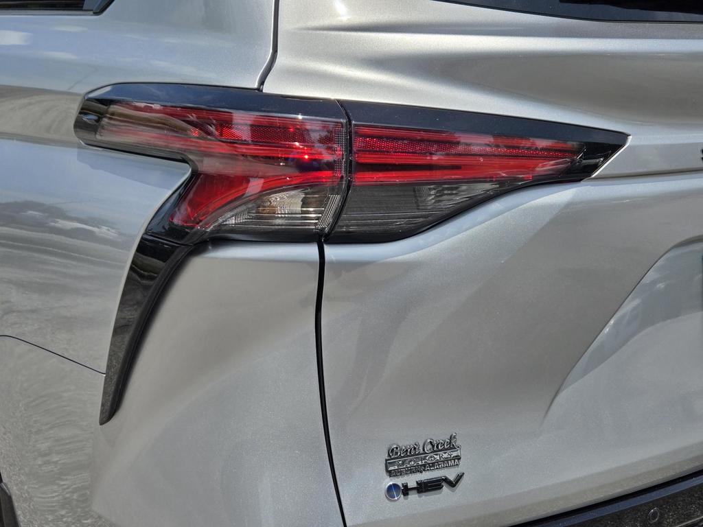 2025 Toyota Sienna XSE - Photo 9